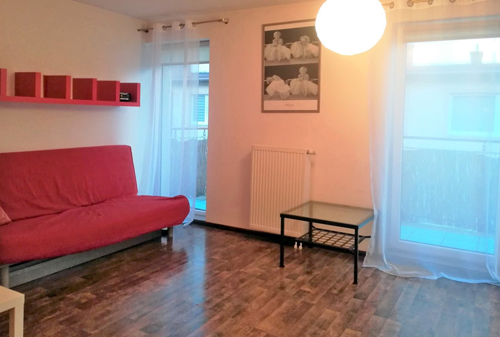 przestronny salon w mieszkaniu na sprzedaż Wrocław