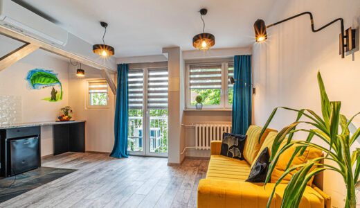 ciepła kolorystyka salonu w mieszkaniu do sprzedaży Wrocław