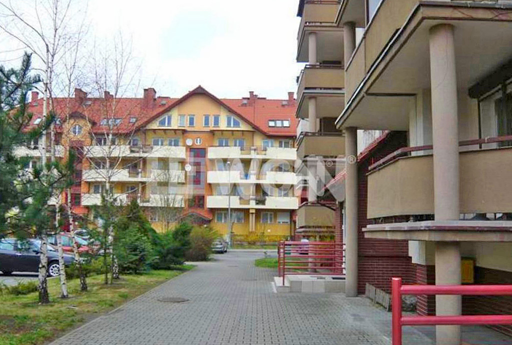 nowoczesne osiedle, na którym znajduje się oferowane na wynajem mieszkanie Wrocław