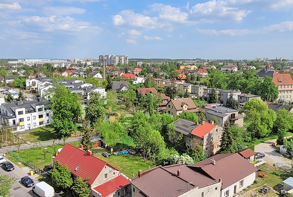 zielona okolica, w której znajduj się oferowane na sprzedaż mieszkanie Wrocław