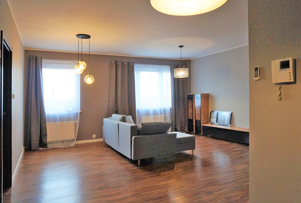 widok z dalszej perspektywy na pokój gościnny w mieszkaniu do sprzedaży Wrocław