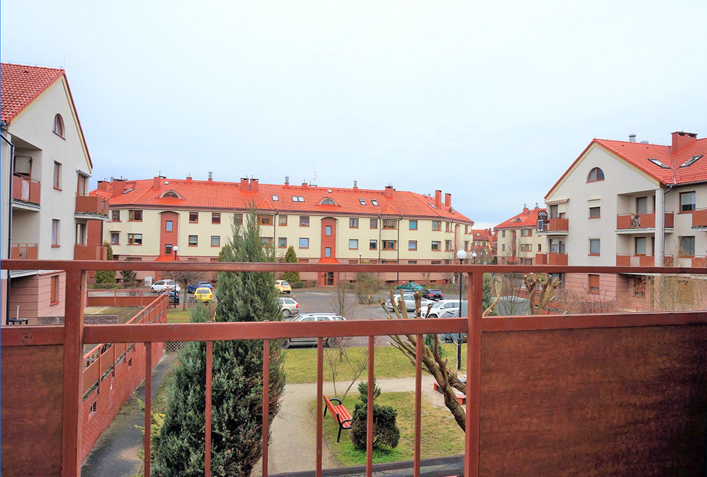 imponujący widok z balkonu na zieleń przed mieszkaniem na wynajem Wrocław