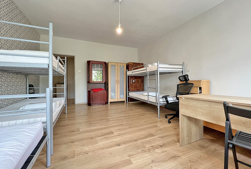 jedna z sypialni w mieszkaniu na sprzedaż Wrocław