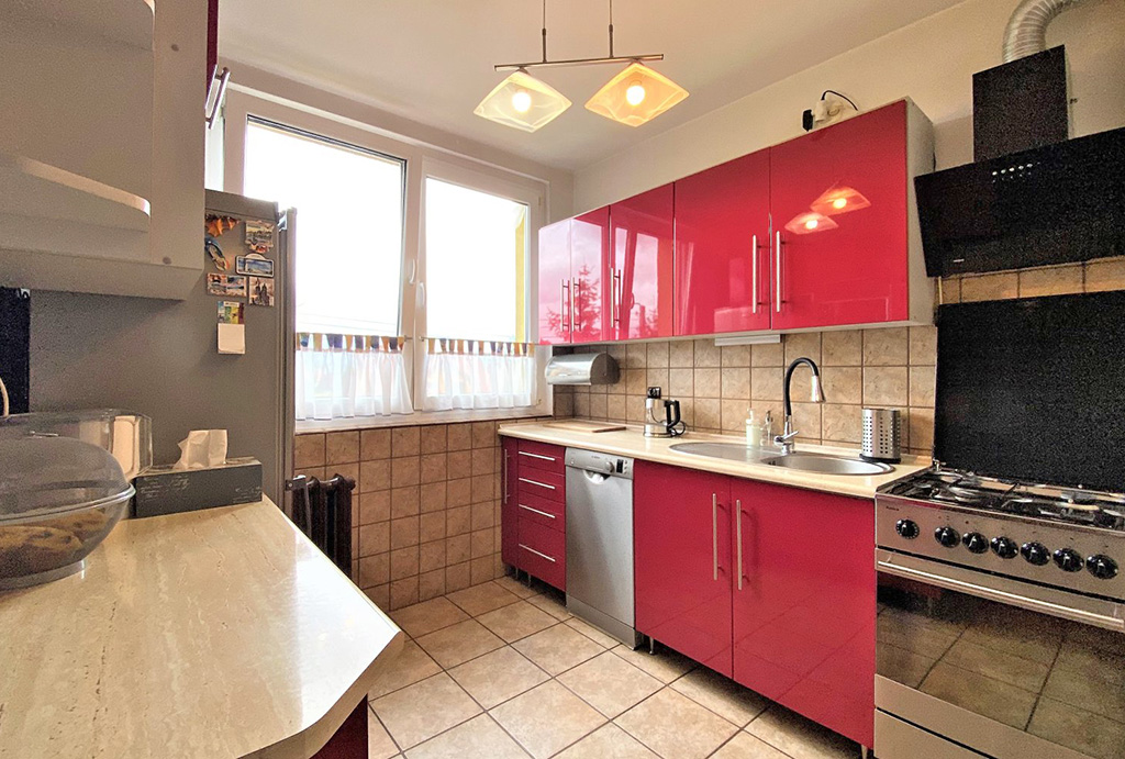 odważna kolorystyka w kuchni mieszkania na sprzedaż Wrocław